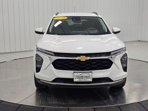 Used 2025 Chevrolet Trax LT FWD image 8