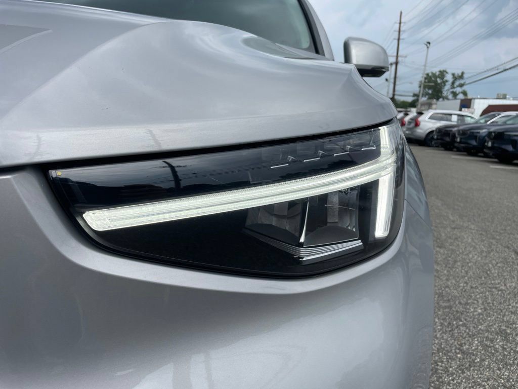 Used 2025 Volvo XC40 B5 Plus AWD/4WD image 9