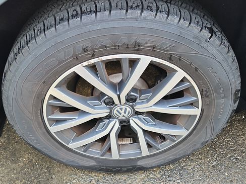 Used 2020 Volkswagen Tiguan SE w/ Panoramic Sunroof Package AWD/4WD image 9