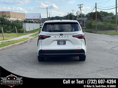 Used 2021 Toyota Sienna XLE FWD image 7