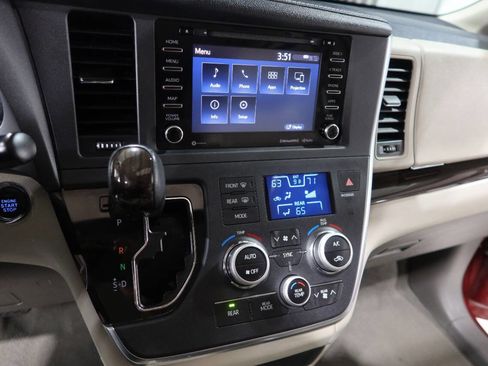 Used 2019 Toyota Sienna XLE FWD image 24