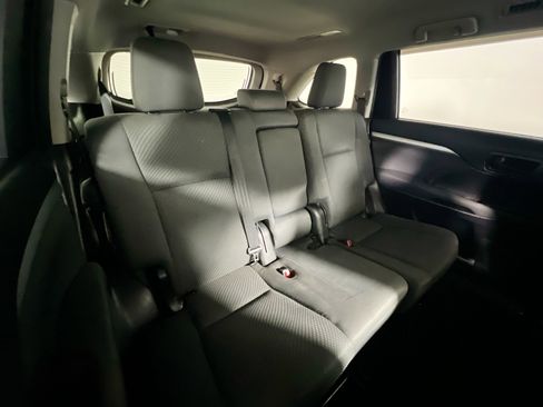 Used 2019 Toyota Highlander LE image 32