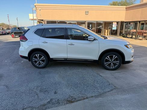 Used 2017 Nissan Rogue SL w/ SL Premium Package image 4