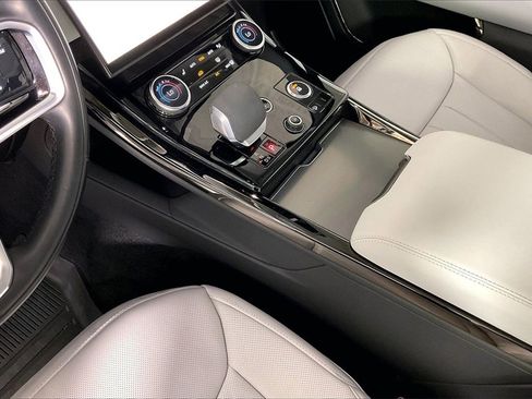 Used 2023 Land Rover Range Rover Sport SE image 17