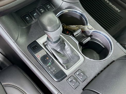 Used 2019 Toyota Highlander XLE AWD/4WD image 16