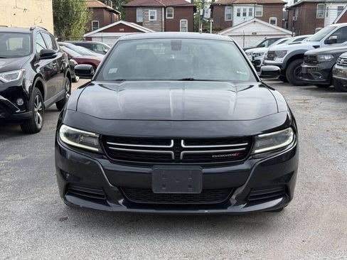 Used 2017 Dodge Charger SE RWD image 2
