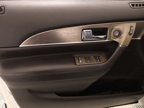 Used 2013 Lincoln MKX AWD image 16