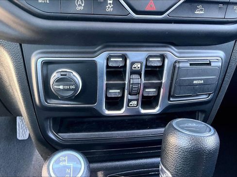 Used 2023 Jeep Gladiator Sport AWD/4WD image 16