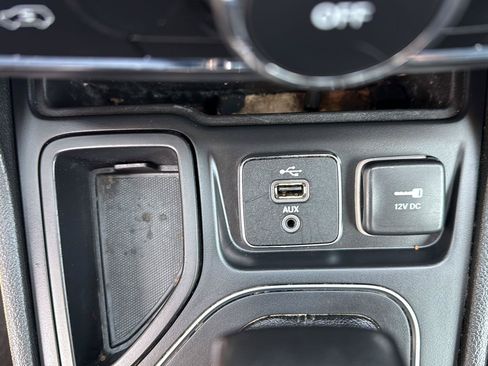 Used 2019 Jeep Cherokee Latitude w/ Popular Appearance Group FWD image 19