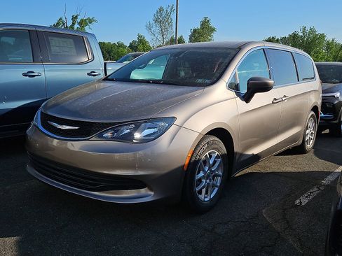 Used 2017 Chrysler Pacifica Touring FWD image 4