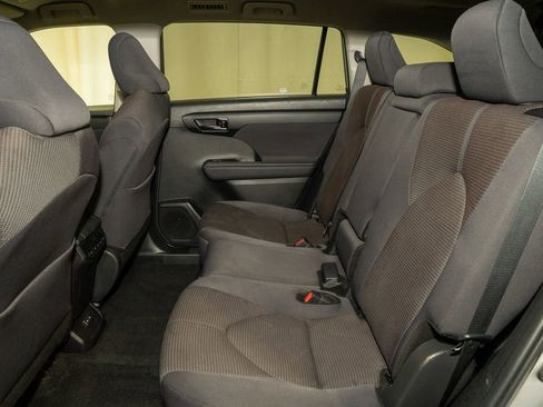 Used 2024 Toyota Highlander LE image 9