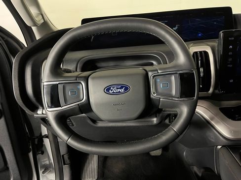 Used 2025 Ford Expedition Active image 17