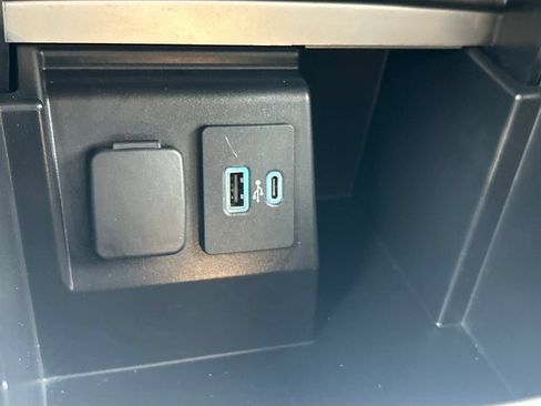 Used 2022 Ford Explorer XLT w/ Equipment Group 202A AWD/4WD image 29