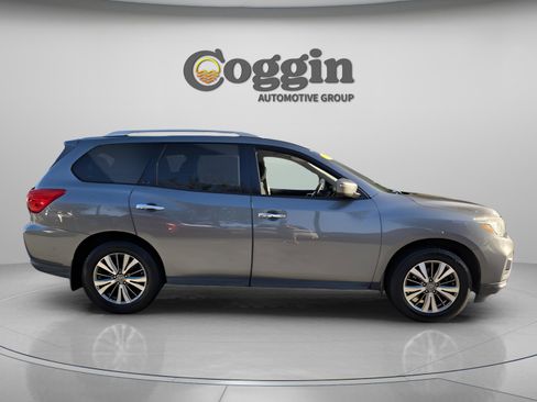 Used 2018 Nissan Pathfinder S image 4