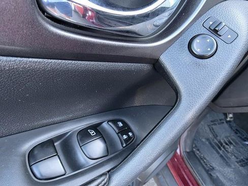 Used 2016 Nissan Rogue SV FWD image 11