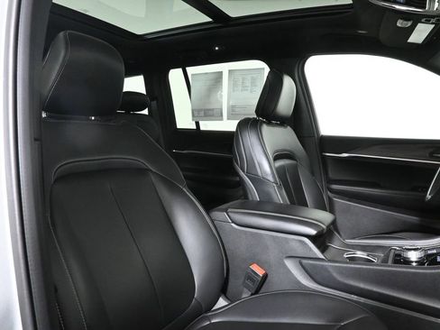 Used 2025 Jeep Grand Cherokee Limited w/ Black Appearance Package AWD/4WD image 36