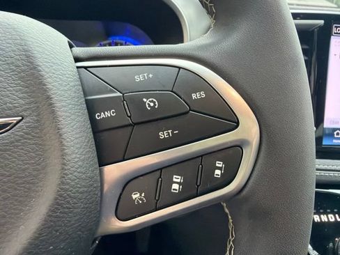 Used 2025 Chrysler Pacifica Select AWD/4WD image 19