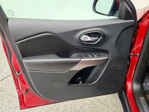 Used 2019 Jeep Cherokee Limited AWD/4WD image 10