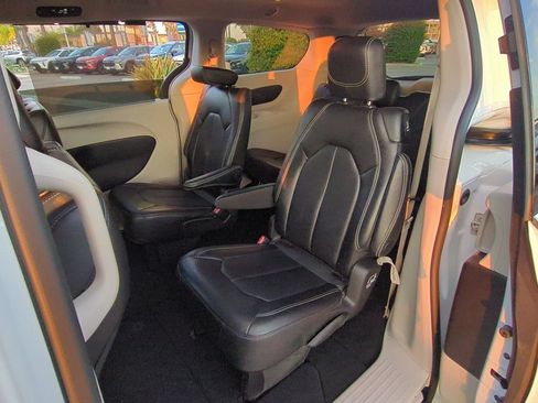 Used 2024 Chrysler Pacifica Touring-L FWD image 22