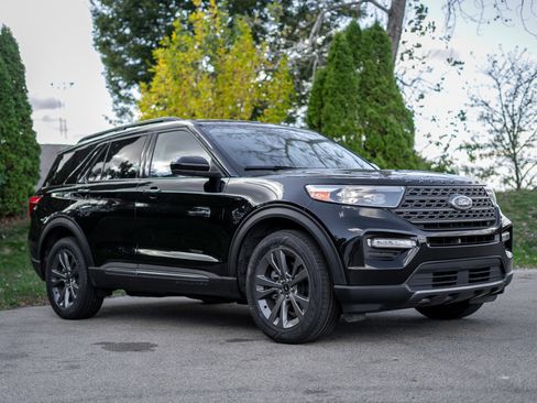 Used 2023 Ford Explorer XLT w/ Equipment Group 202A image 3