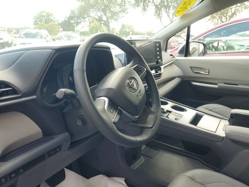 Certified 2024 Toyota Sienna Limited image 13