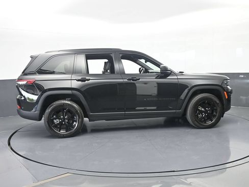 Used 2025 Jeep Grand Cherokee Altitude RWD image 7