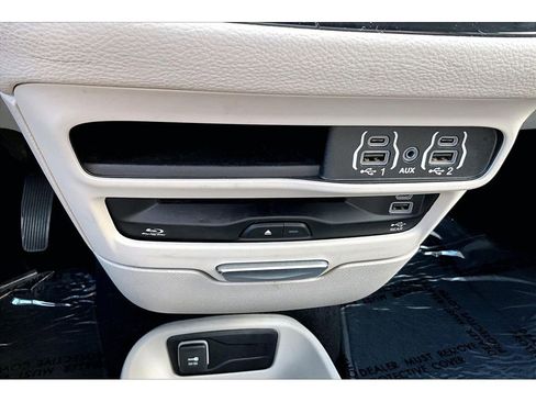 Used 2022 Chrysler Pacifica Touring-L w/ Uconnect Theater Family Group AWD/4WD image 13