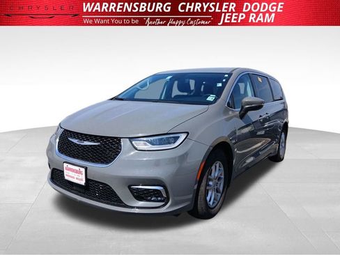 Used 2023 Chrysler Pacifica Touring-L image 8