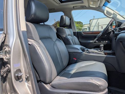 Used 2021 Lexus LX 570 4WD w/ Luxury Package image 7