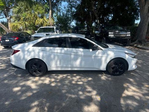 Used 2023 Hyundai Elantra SEL FWD image 5
