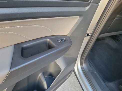 Certified 2022 Volkswagen Atlas Cross Sport SE image 12