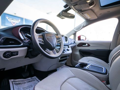 Used 2020 Chrysler Pacifica Limited w/ Tire & Wheel Group image 4