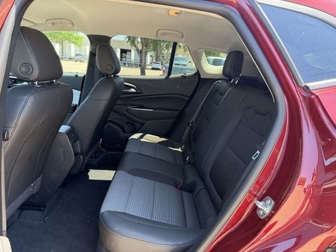 Used 2025 Chevrolet Trax LT FWD image 26