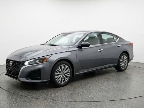 Used 2025 Nissan Altima 2.5 SV image 3