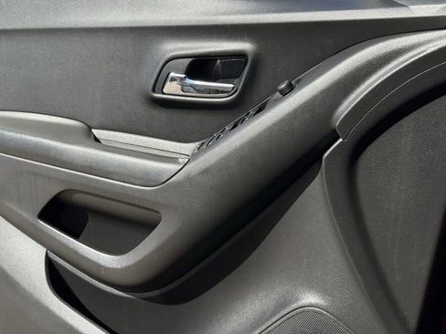 Used 2021 Chevrolet Trax LT w/ LT Convenience Package image 24