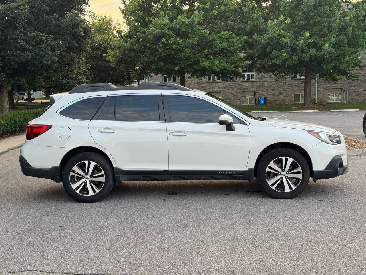 Used 2018 Subaru Outback 2.5i Limited AWD/4WD image 8