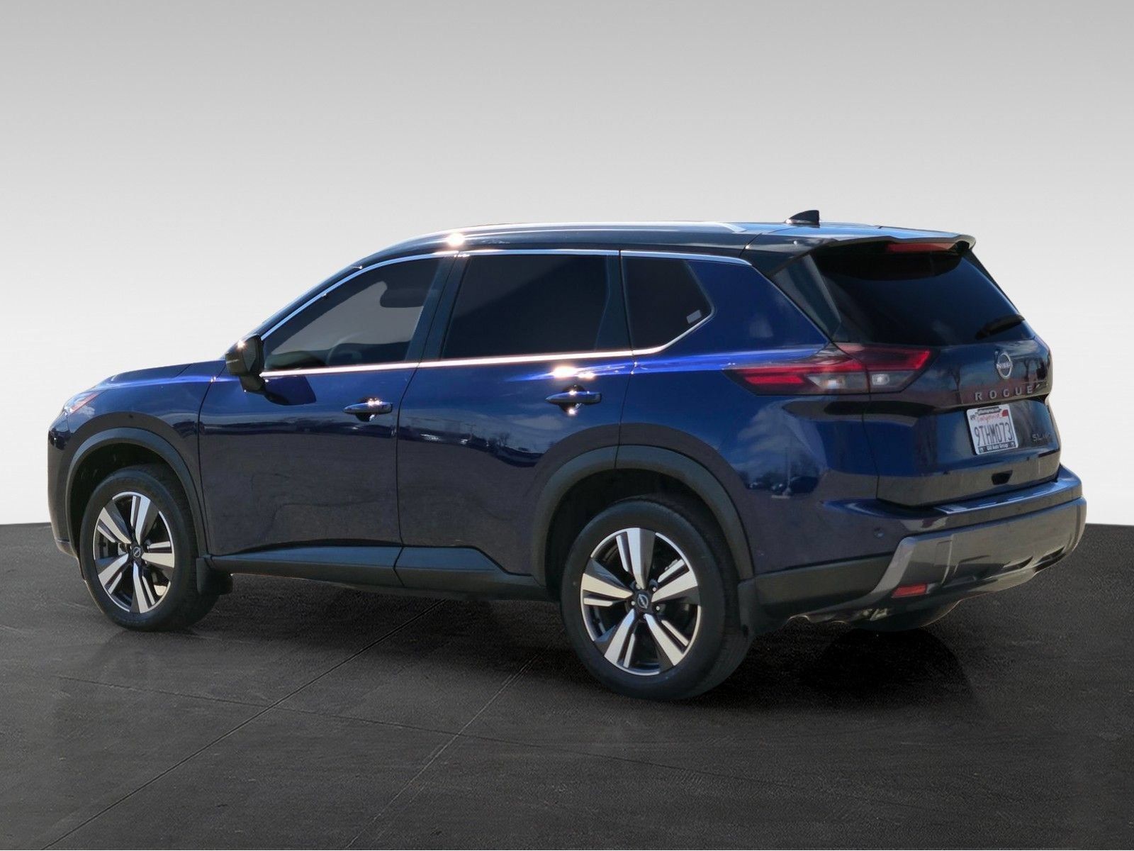 Used 2025 Nissan Rogue SL AWD/4WD image 7