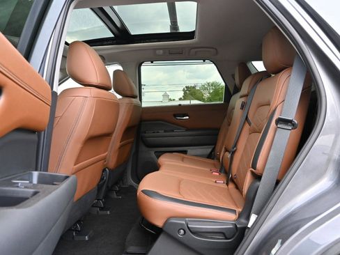 Used 2023 Nissan Pathfinder Platinum w/ Cargo Package AWD/4WD image 18