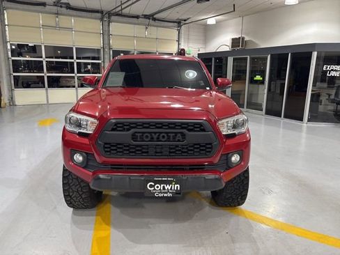 Used 2020 Toyota Tacoma TRD Off-Road image 2
