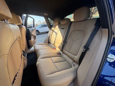 Used 2025 Porsche Macan Base image 23