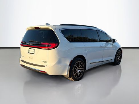 Used 2022 Chrysler Pacifica Limited image 3