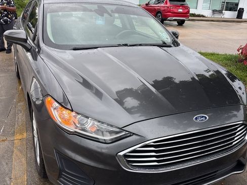 Used 2019 Ford Fusion SE FWD image 1