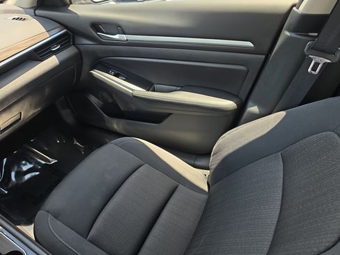 Used 2023 Nissan Altima 2.5 SV FWD image 15