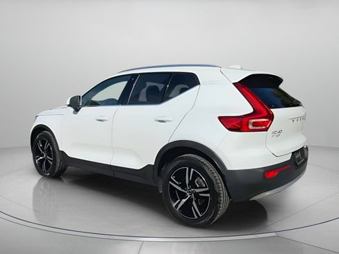 Used 2023 Volvo XC40 B5 Plus image 20