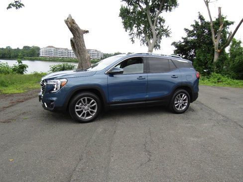 Used 2024 GMC Terrain SLT AWD/4WD image 3