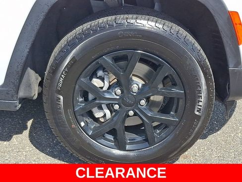 Used 2025 Jeep Grand Cherokee Altitude AWD/4WD image 8