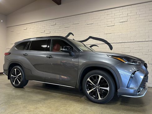 Used 2021 Toyota Highlander XSE image 2
