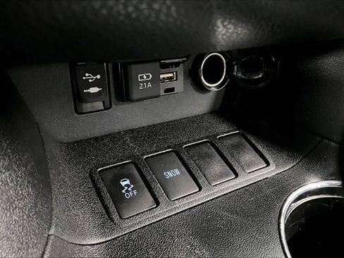 Used 2019 Toyota Highlander LE w/ Carpet Mat Package (TMS) FWD image 33