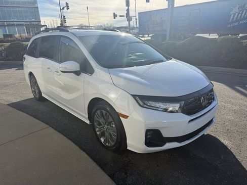 New 2026 Honda Odyssey Touring image 3
