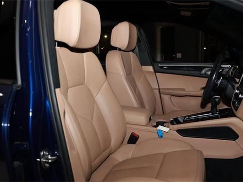 Used 2023 Porsche Macan w/ Premium Package Plus image 18